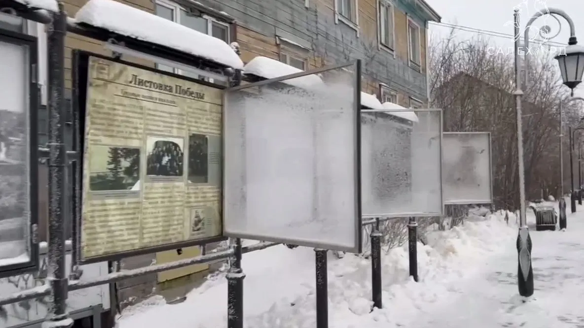 На улице Ленина в Салехарде начался монтаж фотовыставки, посвященной матерям и женам бойцов СВО. Фото: t.me/salekhard_admin