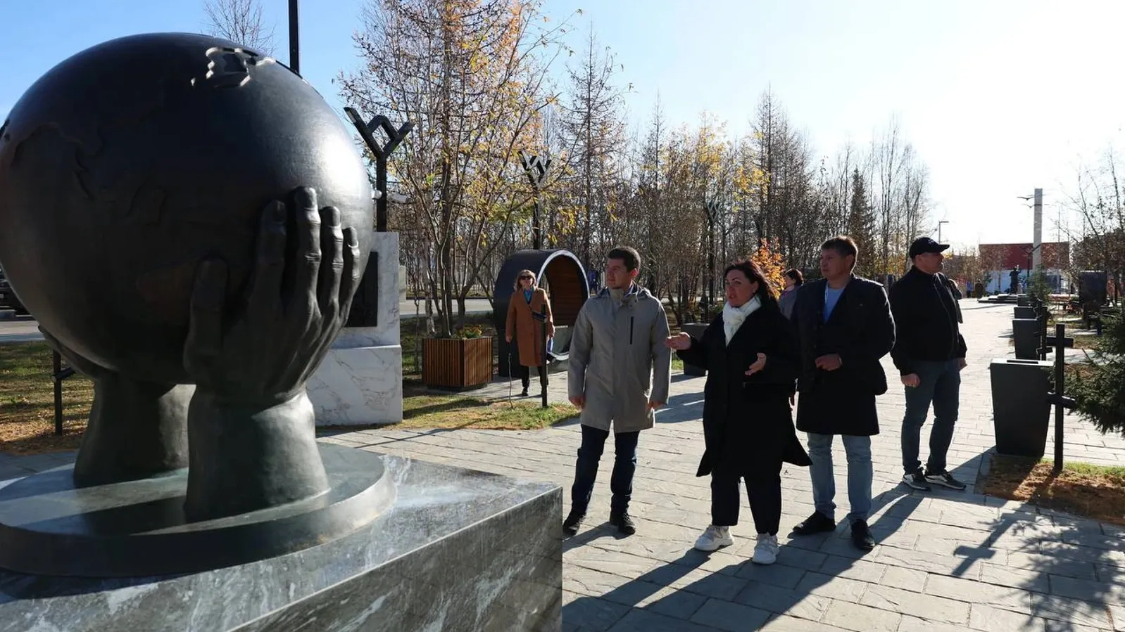 Губернатор осмотрел благоустройство общественных территорий в Харпе. Фото: Василий Петров / «Ямал-Медиа»