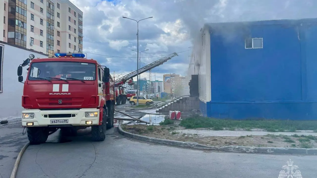 Пожар в торговом центре в Новом Уренгое. Фото: ГУ МЧС РФ по ЯНАО / t.me/gumchsyanao89