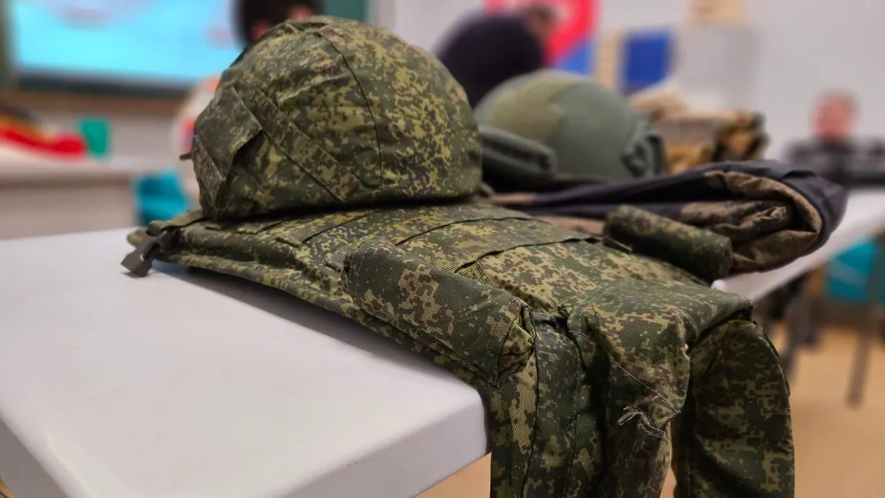 Молодежи Нового Уренгоя показали обмундирование бойцов СВО. Фото: t.me/nur_adm
