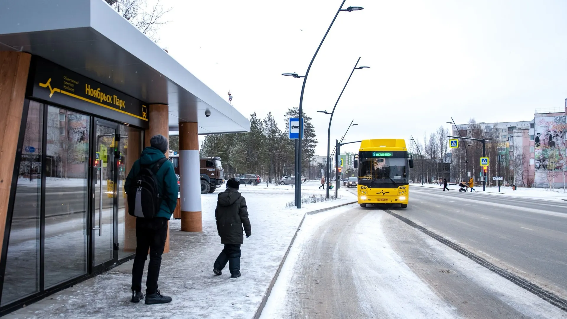 В Ноябрьске ИИ помогает следить за порядком на теплых остановках. Фото: Юрий Здебский / «Ямал-Медиа»