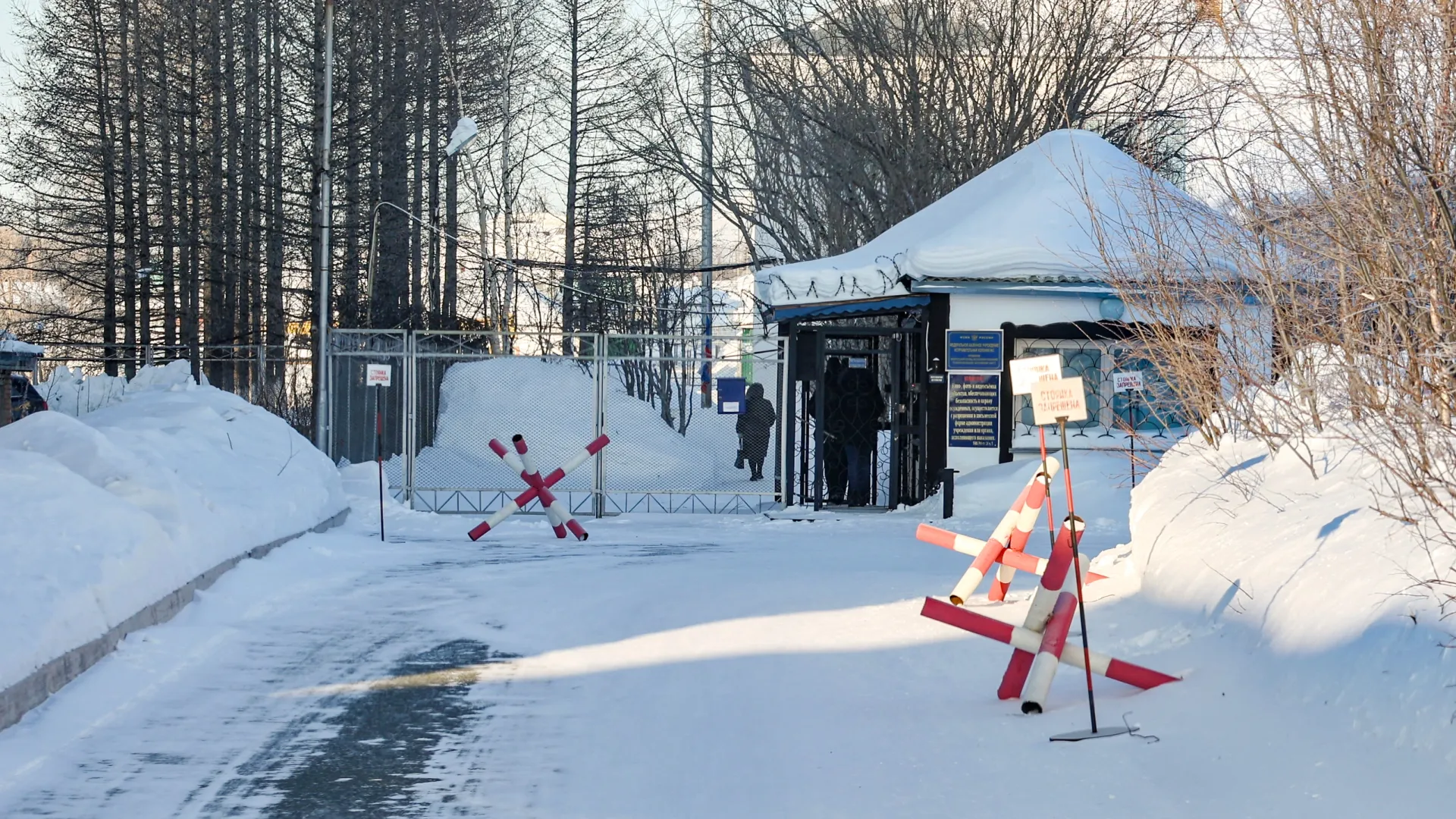 В колонии проверили содержание заключенных и медблок. Фото: Андрей Ткачев / «Ямал-Медиа»