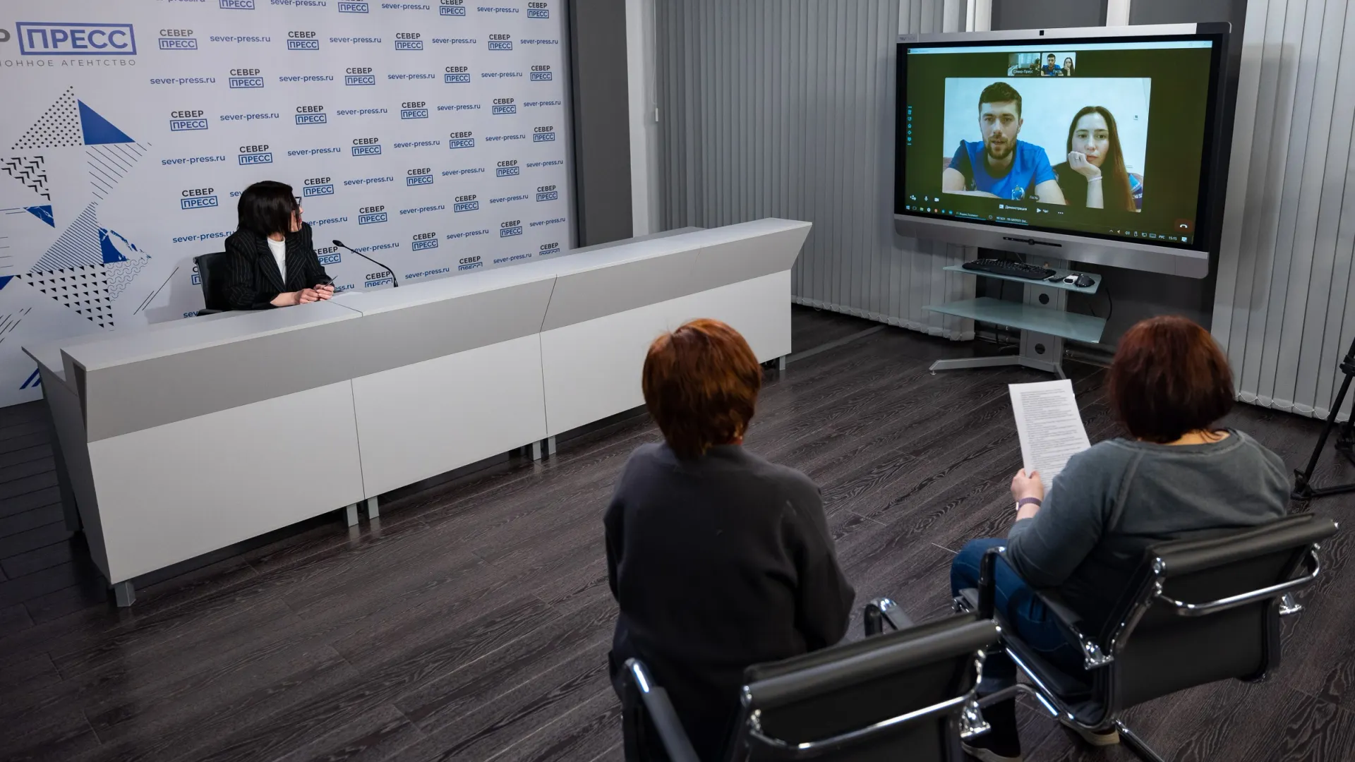 Рустам и Валерия Каюмова в 2024 году общались с журналистами в пресс-центре «Север-Пресса». Фото: Сергей Зубков / «Ямал-Медиа»
