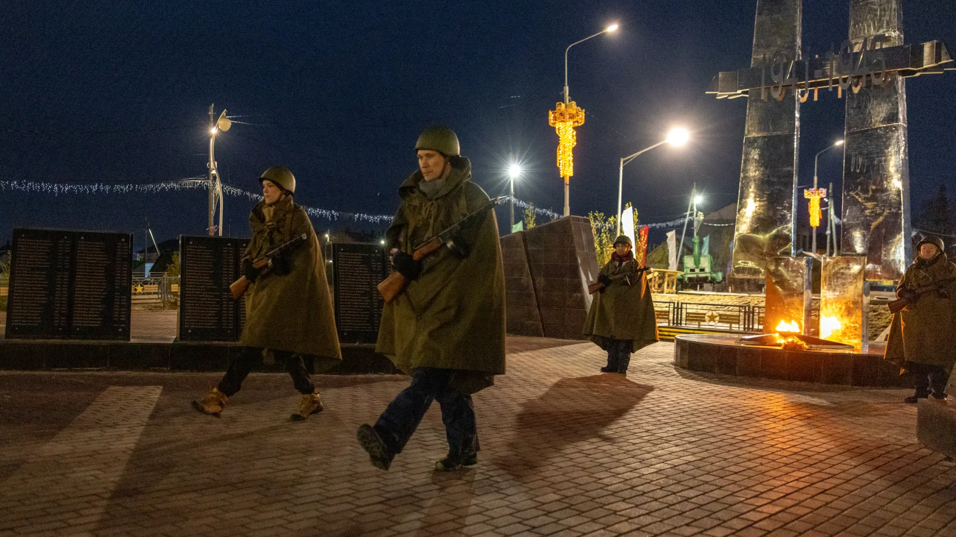 Почетный караул в Мужах в ночь на 9 Мая. Фото: Сергей Зубков / «Ямал-Медиа»