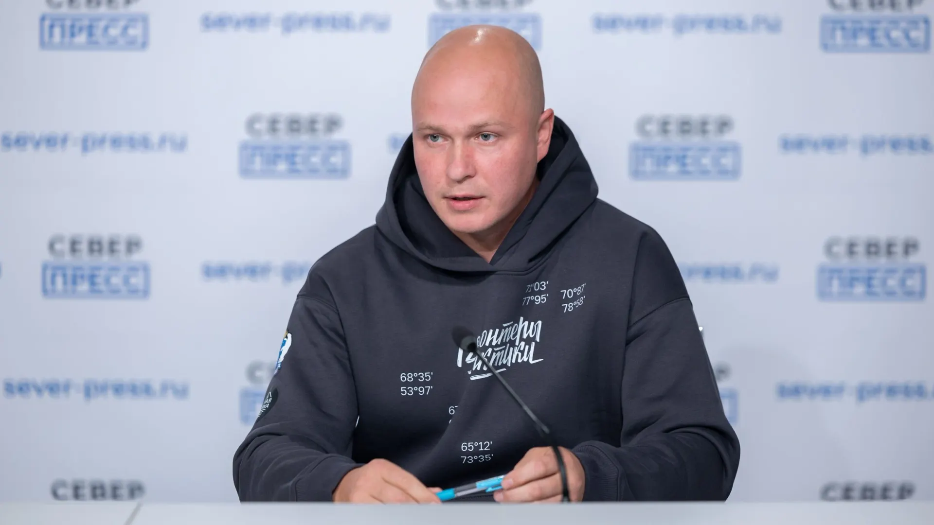 Андрей Данилов рассказал, как во время второй смены в «Ингилоре» волонтеры помогли появиться на свет новой жительнице региона. Фото: Александр Чирва / «Ямал-Медиа»