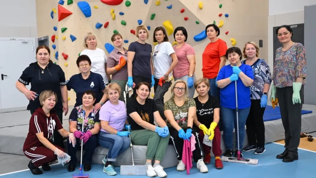 Субботник в Арктическом лицее в Новом Уренгое. Фото: vk.com/voronov__av