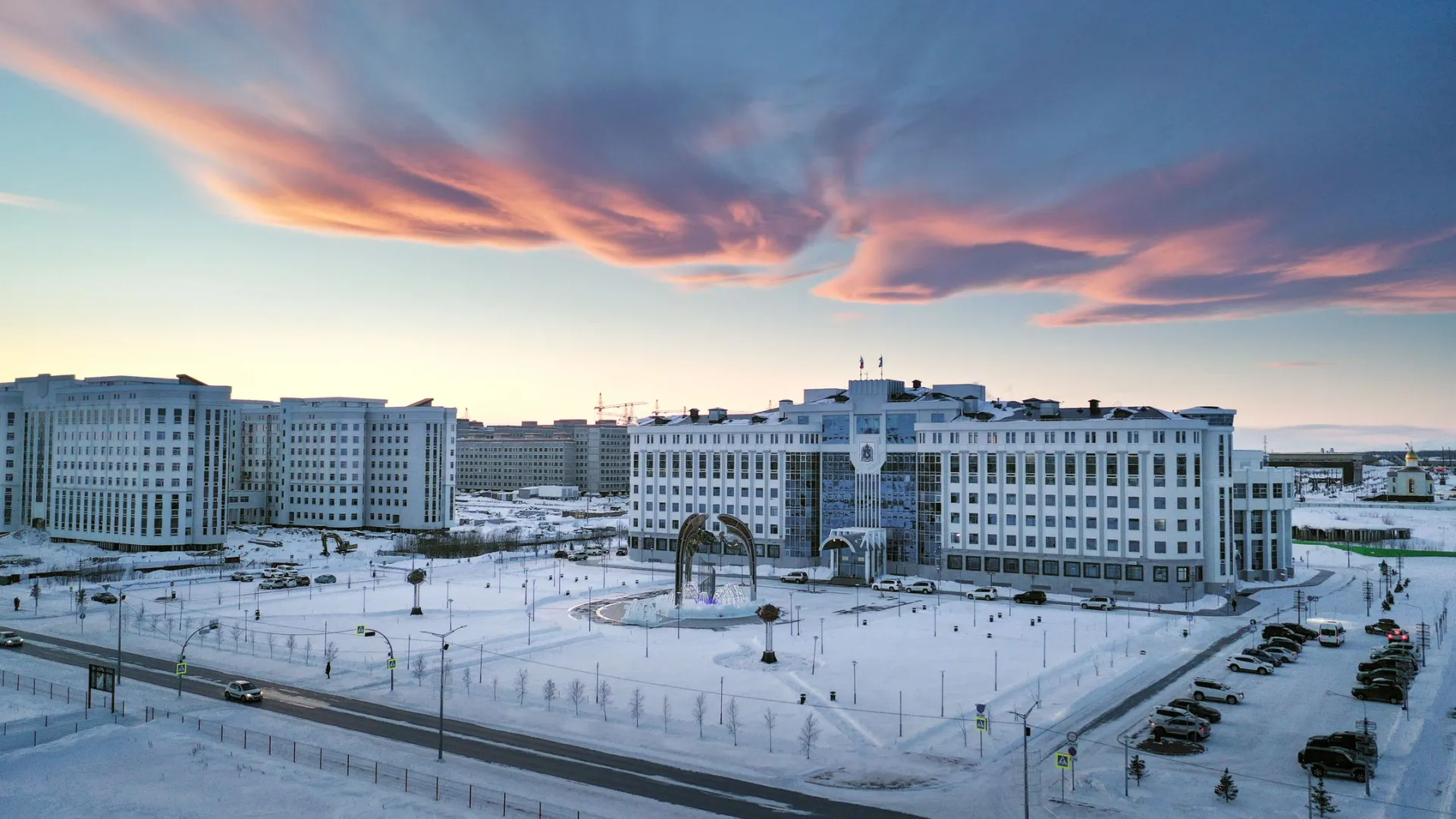 Невероятный закат над городом. Фото: Сергей Артамохин  / «Ямал-Медиа»