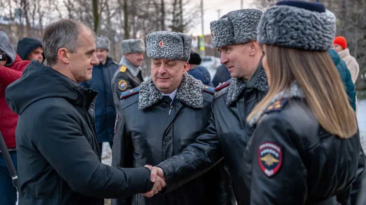 Алексей Титовский на открытии памятника участковому. Фото: «Ямал-Медиа»