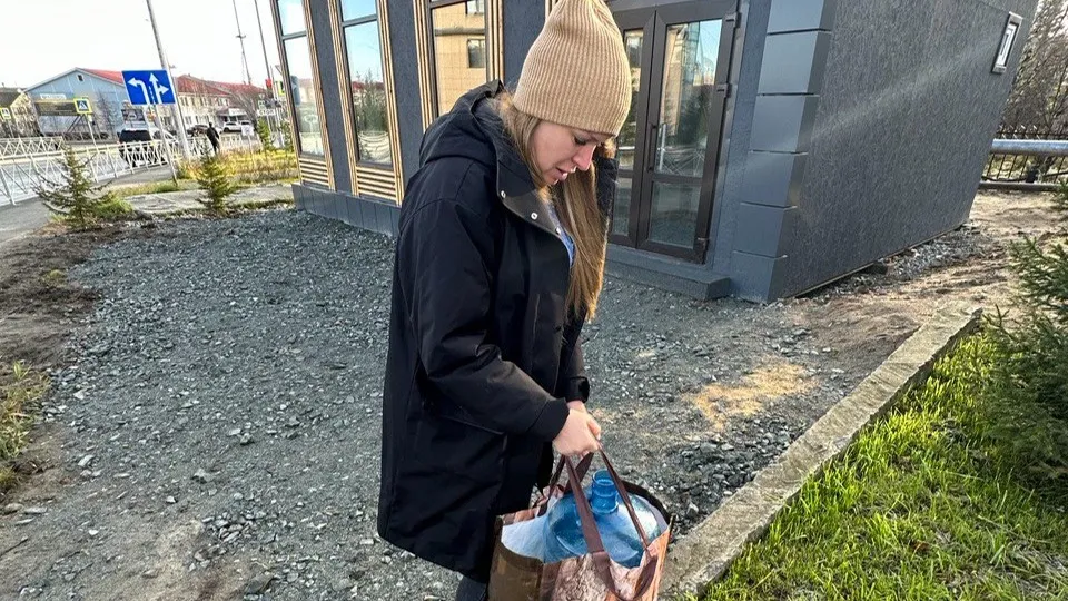 В такой большой бутылке я доставляю воду в магазин каждое утро. Фото из личного архива Евгении Илив