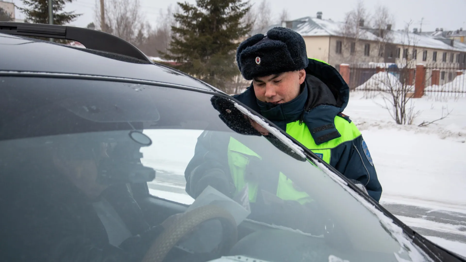 Ямальские инспекторы ДПС помогли водителю с ребенком. Фото: Юрий Здебский / «Ямал-Медиа»