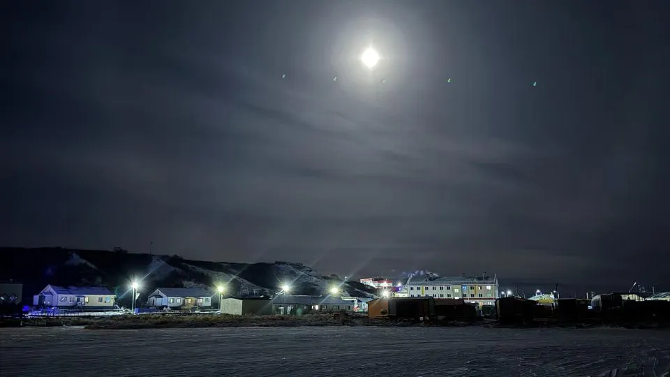 Луна над Находкой. Фото: Петр Фудин