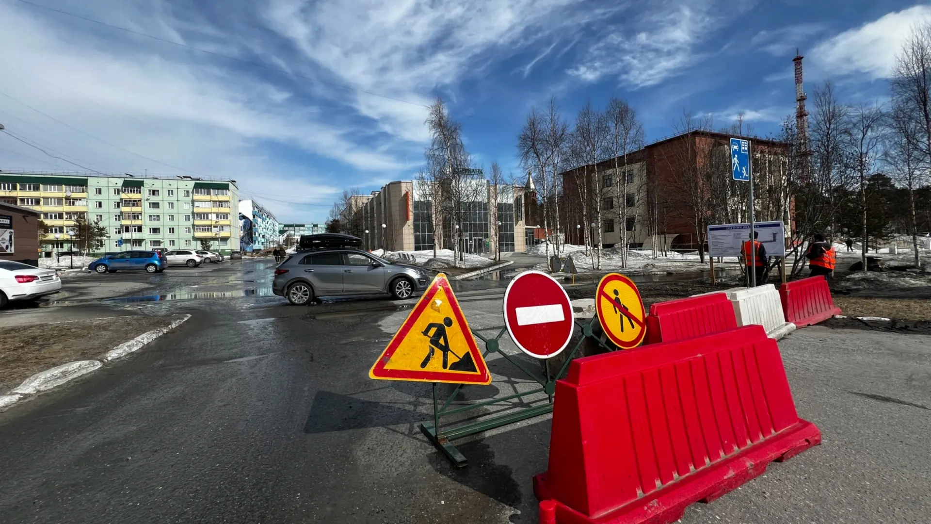 В Ноябрьске начался капитальный ремонт дороги к школе № 9. Фото: Ольга Климова / «Ямал-Медиа»