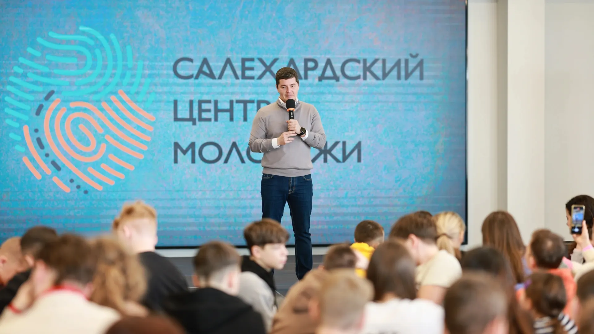 Дмитрий Артюхов встретился в Салехарде и Лабытнанги с белгородскими школьниками. Фото: Юлия Чудинова / «Ямал-Медиа»