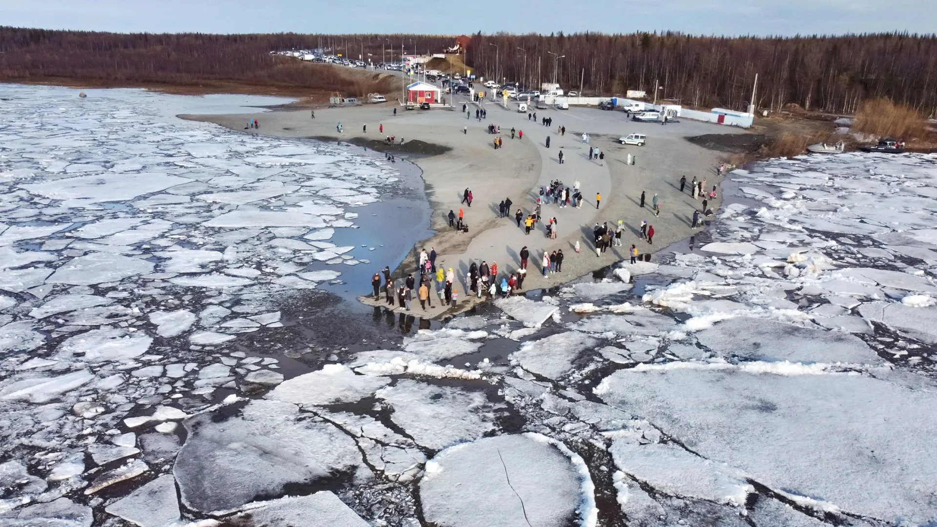 В прошлом году ледоход в районе Салехарда начался 23 мая. Фото: Андрей Ткачев / «Ямал-Медиа»