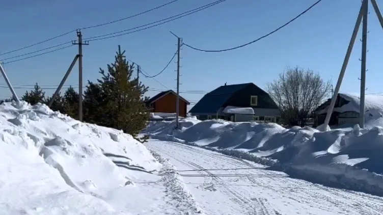 В Пурпе к уборке снега привлекут дополнительную технику. Кадр из видео главы Губкинского Андрея Бандурко / vk.com/bandurko_av