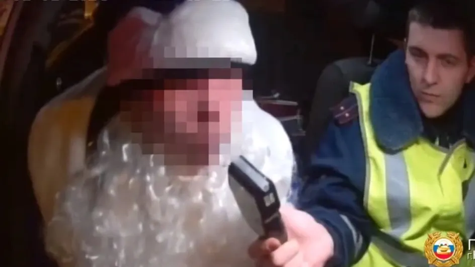 Дед Мороз не прошел проверку на алкоголь. Кадр из видео: пресс-служба ГИБДД по Красноярскому краю