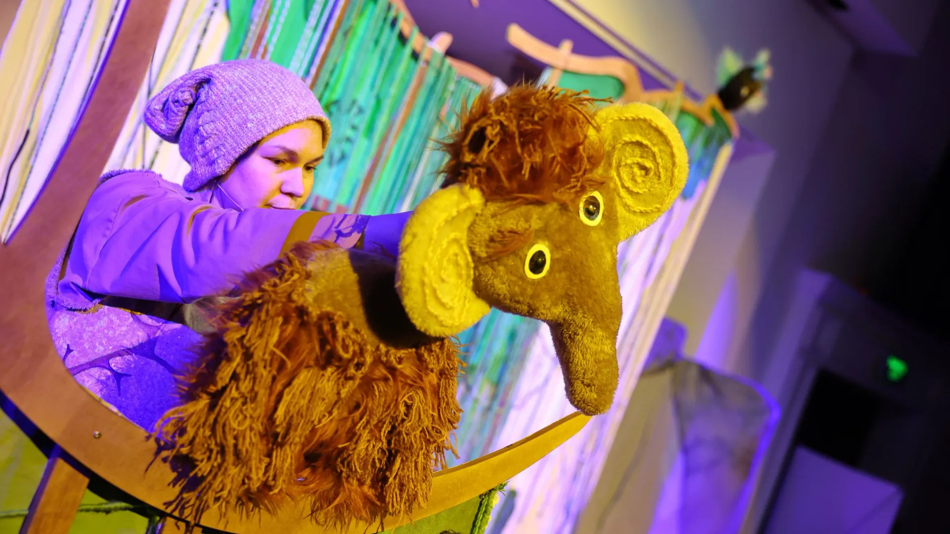 Спектакль про мамонтенка Любу / Фото: Андрей Ткачев / «Ямал-Медиа»