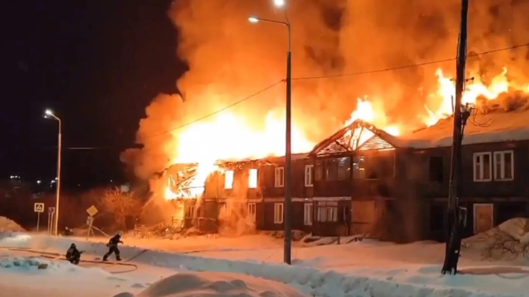 Площадь пожара в Харпе превысила 600 «квадратов». Кадр из видео ЧП Ямал / t.me/yamal_chp