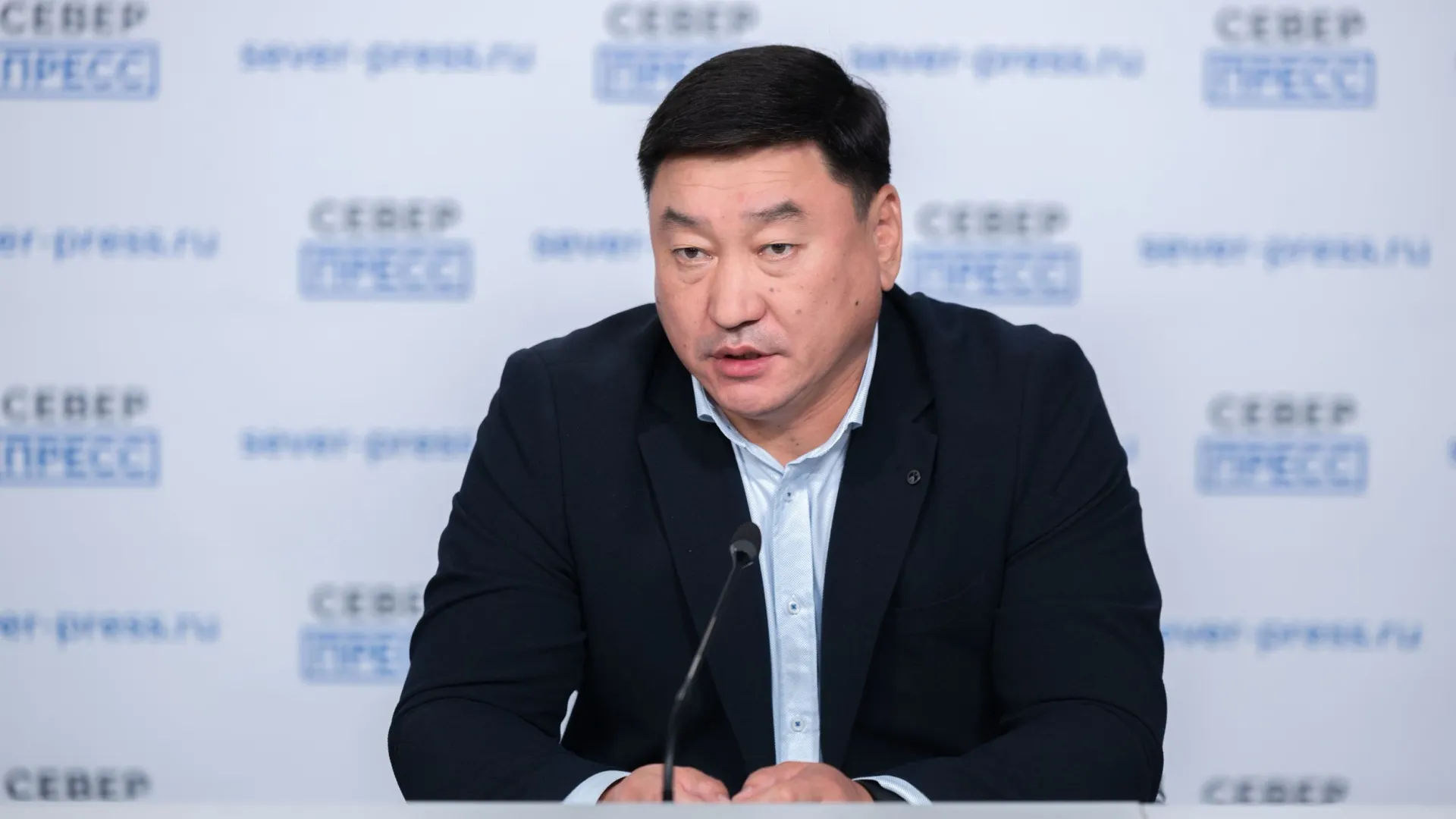 Мурат Батыров рассказал, что к концу года доля региональных дорог в нормативном состоянии составит более 80%. Фото: Александр Чирва / «Ямал-Медиа»
