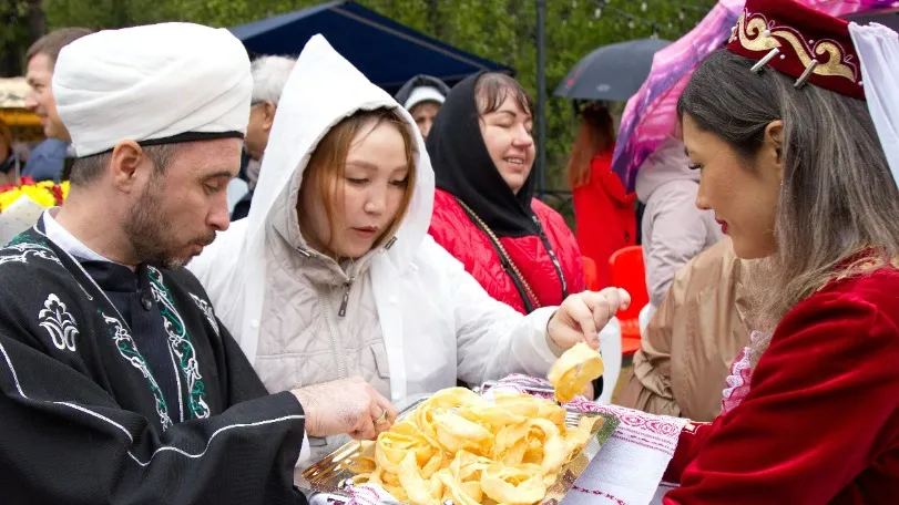 Салехардцы смогли попробовать блюда национальных кухонь.  Василий Петров / «Ямал-Медиа»