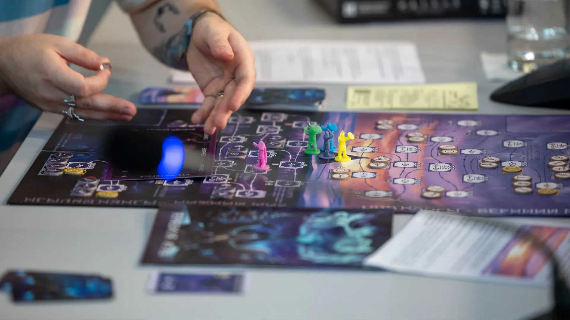 Настольную игру создали школьники из Нового Уренгоя. Фото: Воронов Федор / «Ямал-Медиа»