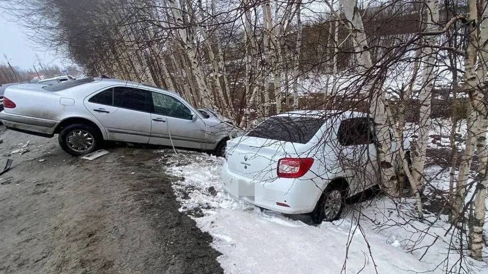 На ул. Магистральной в Ноябрьске две иномарки оказались в кювете. Фото предоставлено пресс-службой ГАИ Ноябрьска