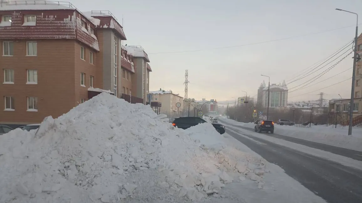 Жалобы салехардцев на сугробы стали поводом для прокурорской проверки. Фото: t.me/prok_yanao