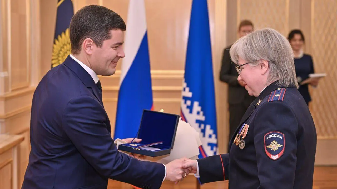 Артюхов вручил награды лучшим полицейским. Фото: vk.com/artyukhov_da