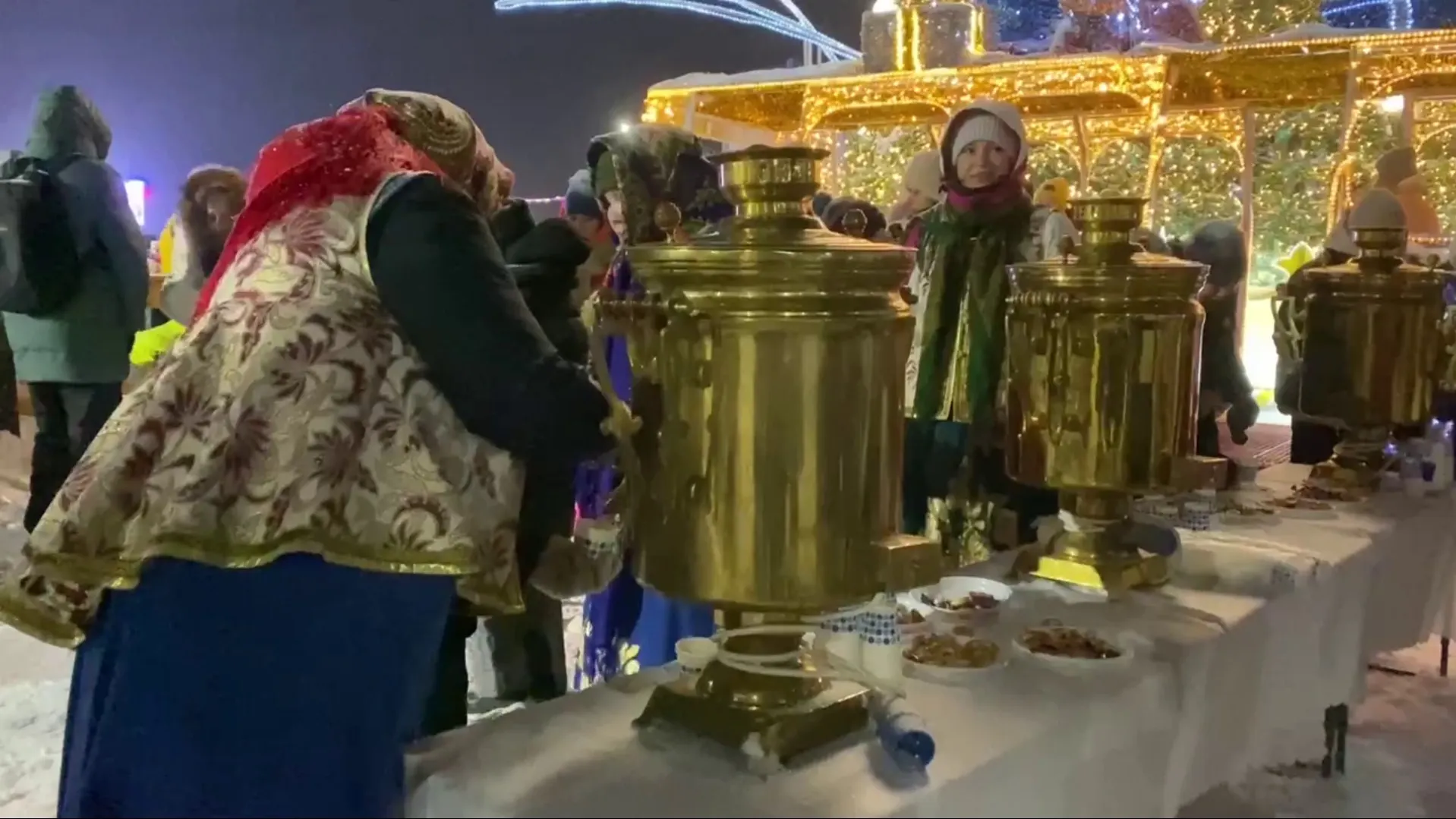 В Надыме самовары угощали горячим чаем всех желающих. Фото: Дарья Чебоха / «Ямал-Медиа»