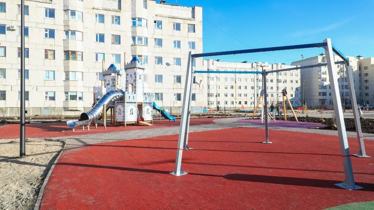 Пока стоит сухая погода, строители продолжают монтаж многофункционального спортивного парка в 18-м микрорайоне. Фото: t.me/zharomskih_DG