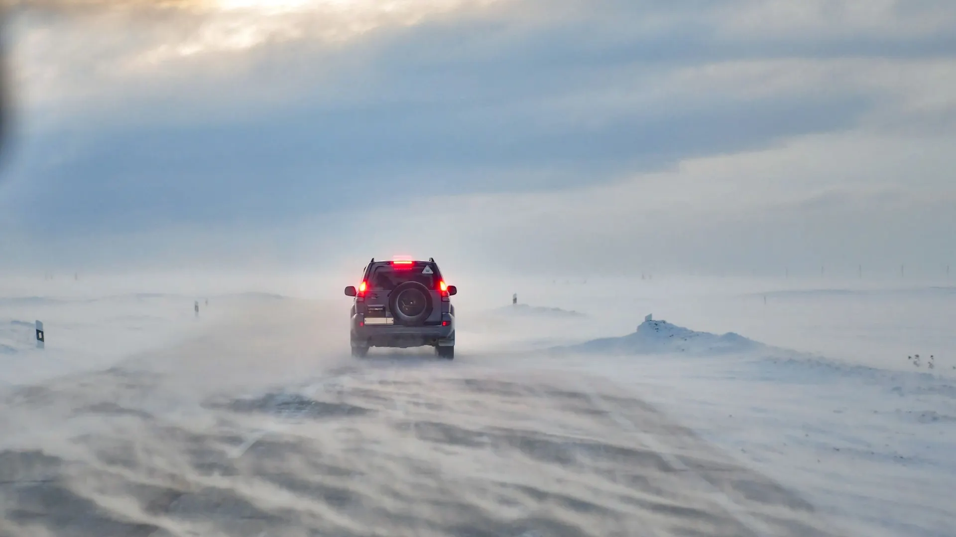 Въезжающих в Тазовский встречает ободранный баннер. Фото: Андрей Ткачев / «Ямал-Медиа»