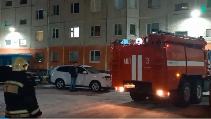 Пожарные во дворе дома на улице Зверева. Фото: Андрей Романов / «Ямал-Медиа»