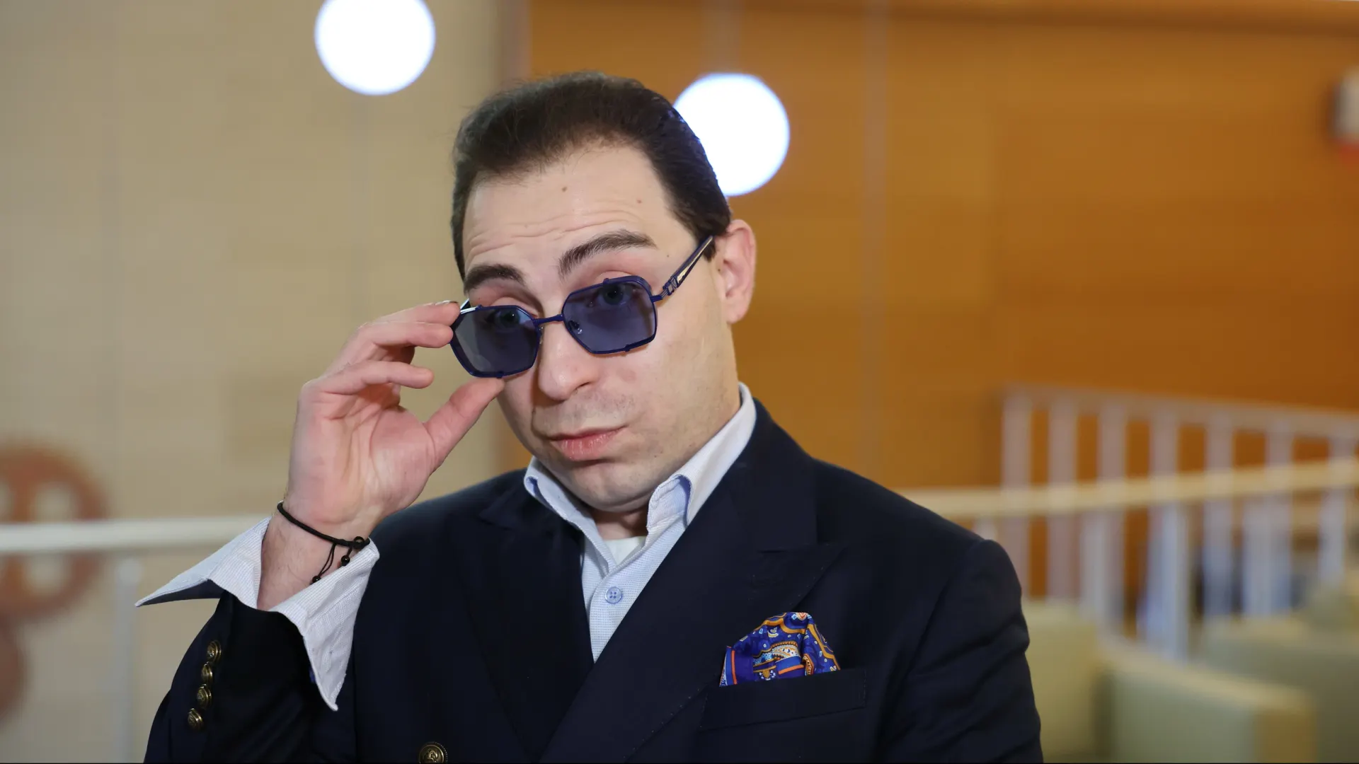 Обладатель «Грэмми» скрипач-виртуоз Геза Хоссу-Легоцкий приехал в Салехард и привез с собой вагон харизмы. Фото:  Андрей Ткачев / «Ямал-Медиа»