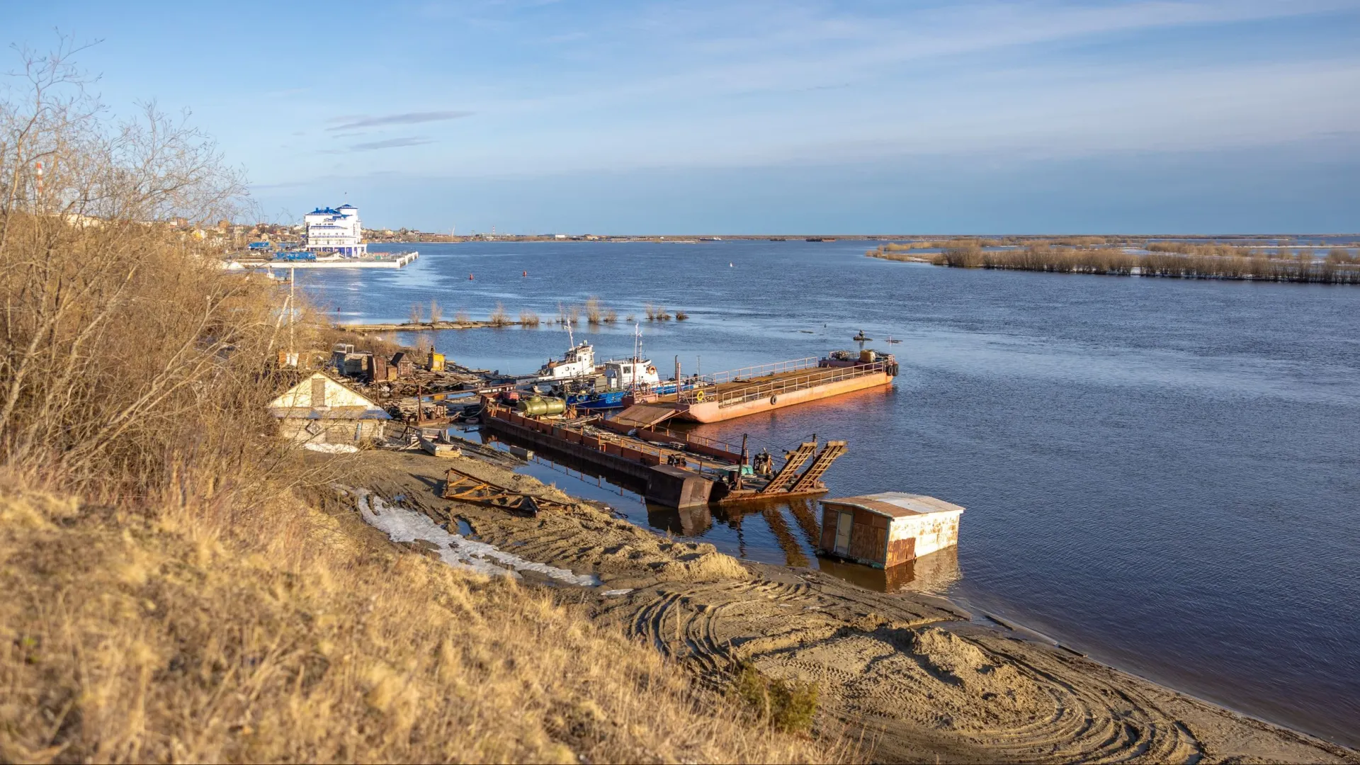 Самоходная баржа. Фото: Федор Воронов / «Ямал-Медиа»