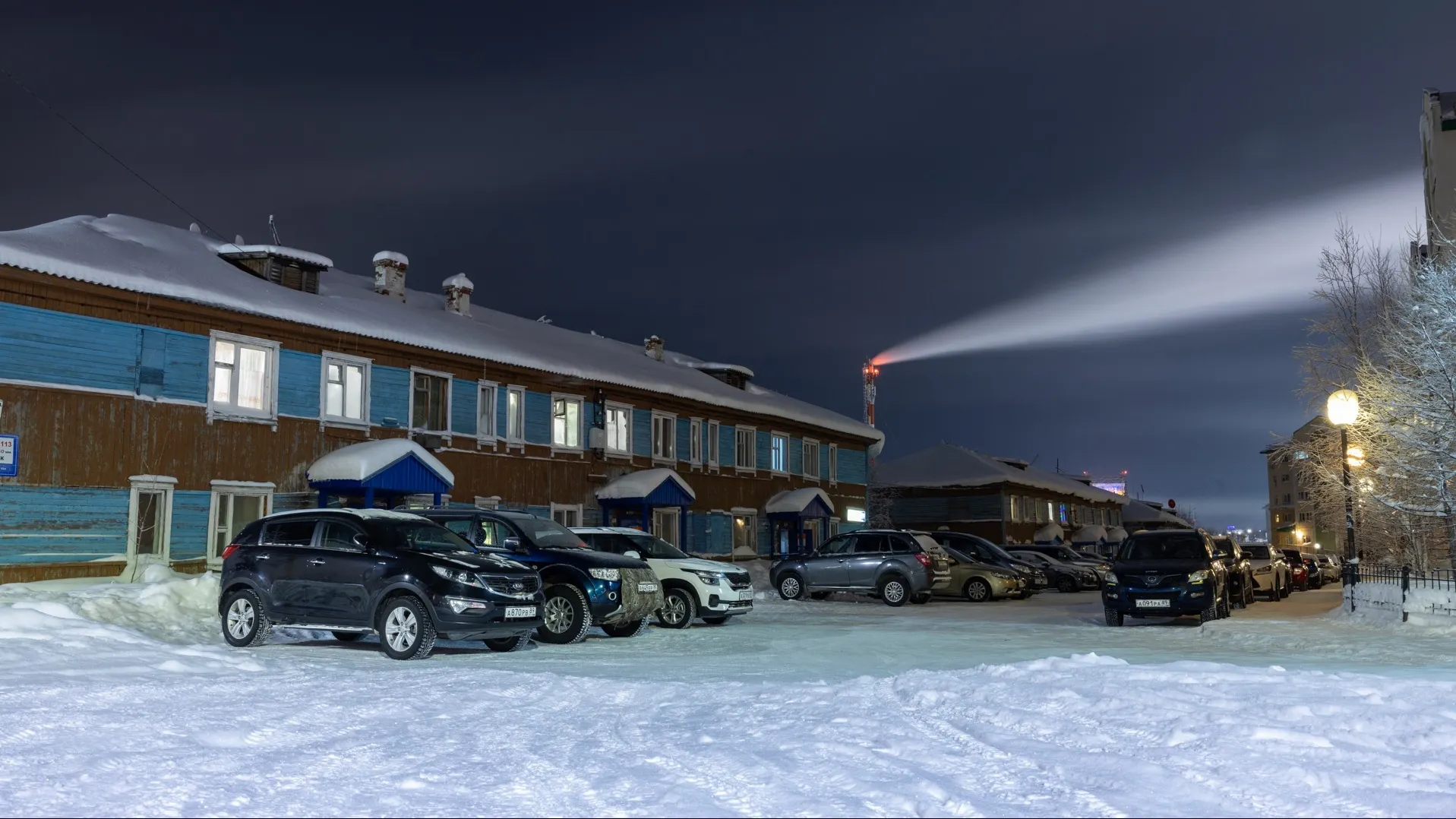 Маяк для моряков или фонарь Бэтмена: что вам напоминает столб света на этом фото? Фото: Федор Воронов / «Ямал-Медиа»