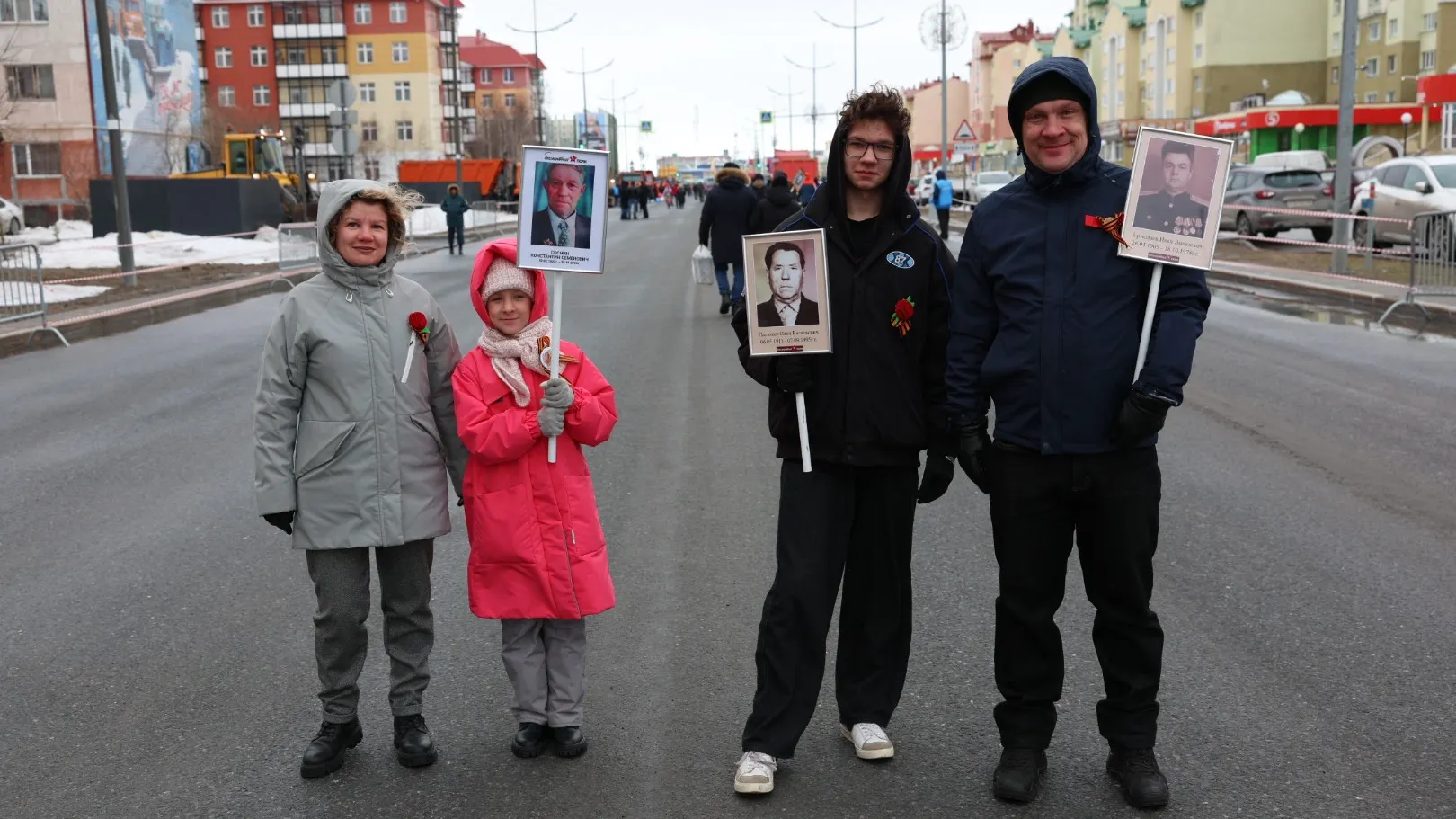 Подготовка к «Бессмертному полку» в Салехарде. Фото: Александр Чирва / «Ямал-Медиа»