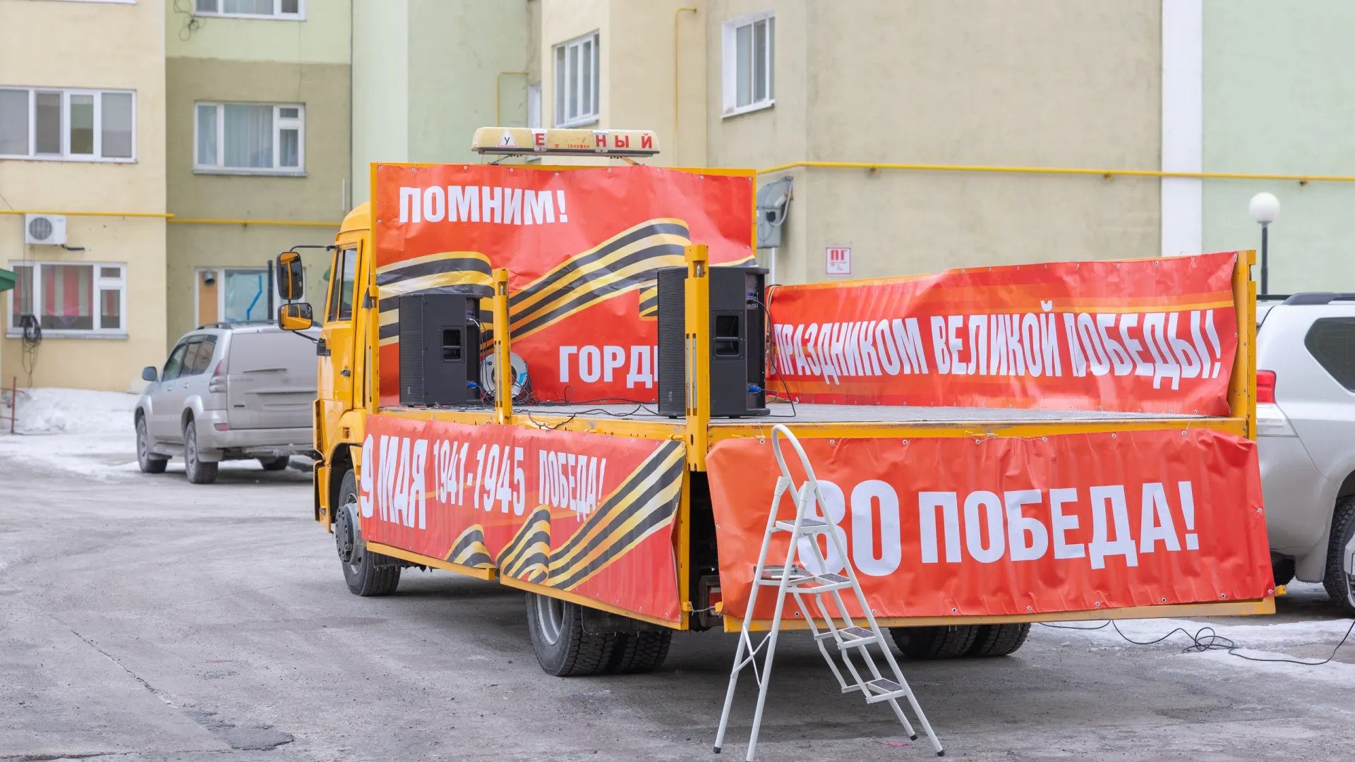 Акция «Поем двором». Фото: Александр Чирва / «Ямал-Медиа»