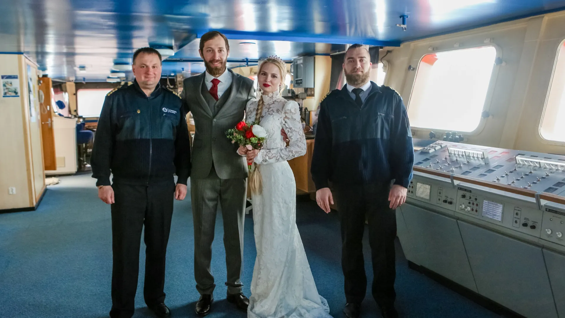 Команда экспедиционного круиза поздравила пару. Фото: Сергей Доля, Павел Колобов /  «Клуб Полярных Путешествий»