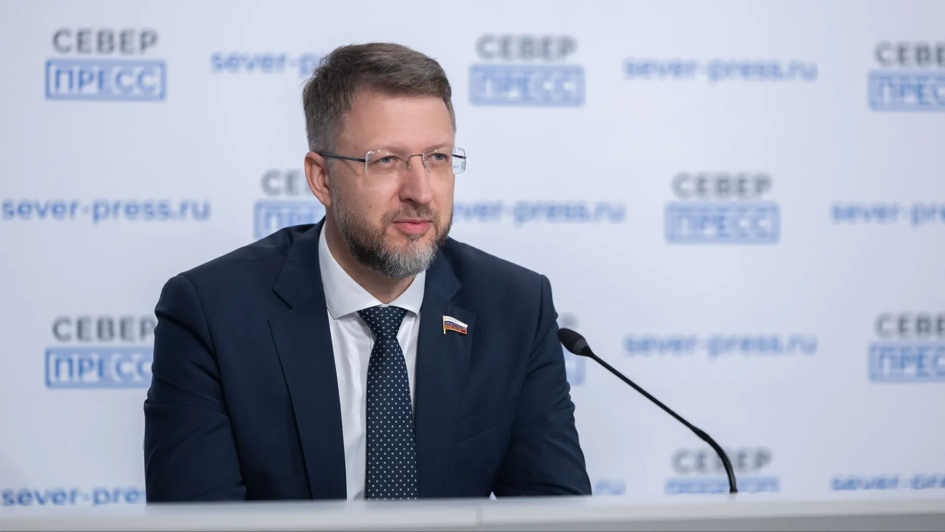 Дмитрий Погорелый рассказал, с какими вопросами обращаются к нему жители региона. Фото: Александр Чирва / «Ямал-Медиа»