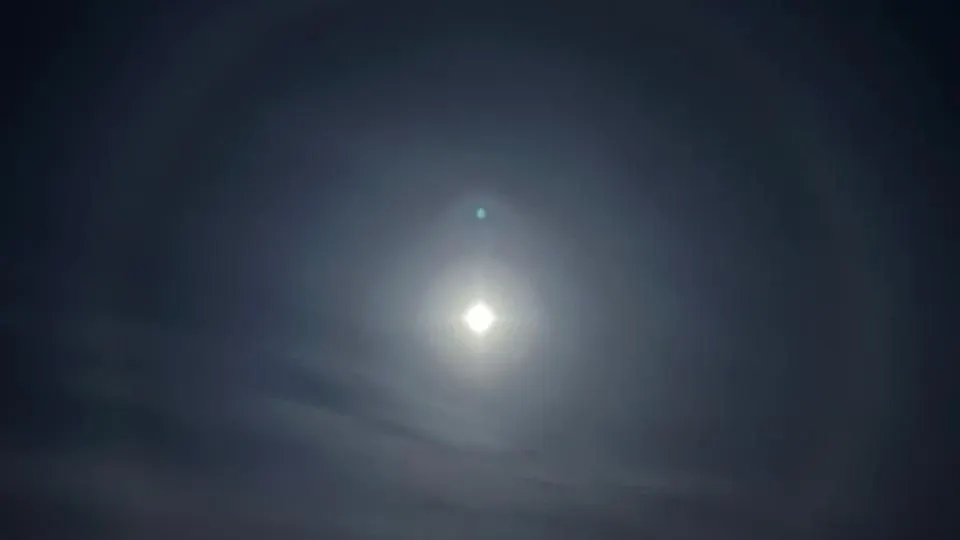 Луна над Находкой. Фото: Петр Фудин