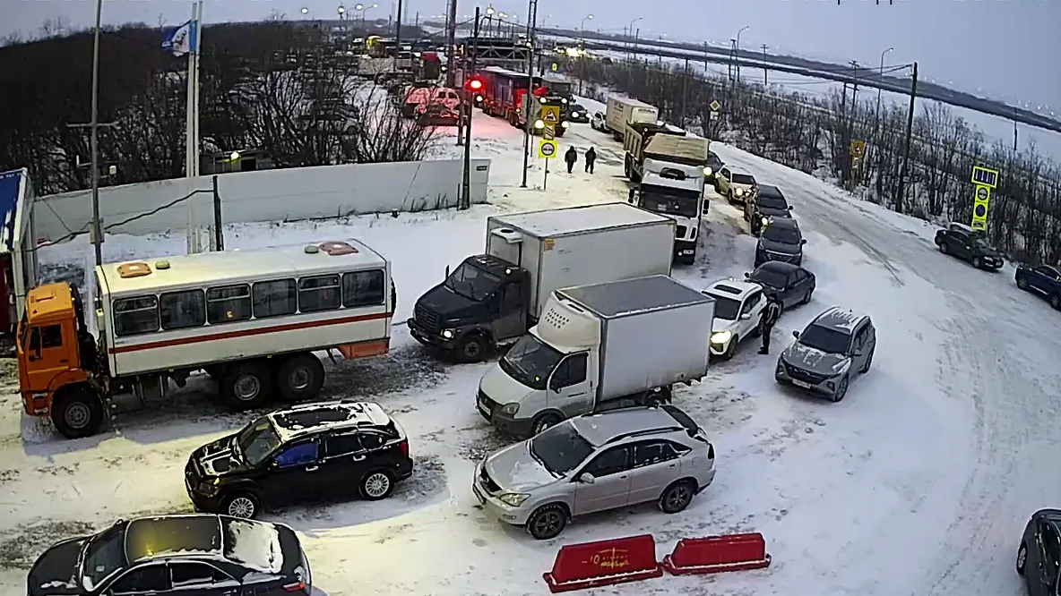 Очередь на КПП со стороны Лабытнанги. Фото: скриншот онлайн-камер