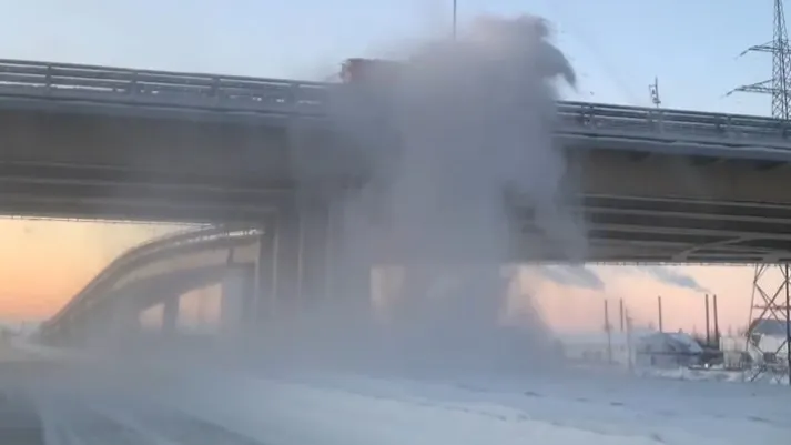 Уборка снега с моста. Кадр из видео t.me/KolodinChat