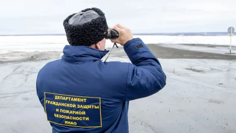 Выход на тонкий лед запрещен. Фото предоставлено пресс-службой Департамента гражданской защиты и пожарной безопасности ЯНАО