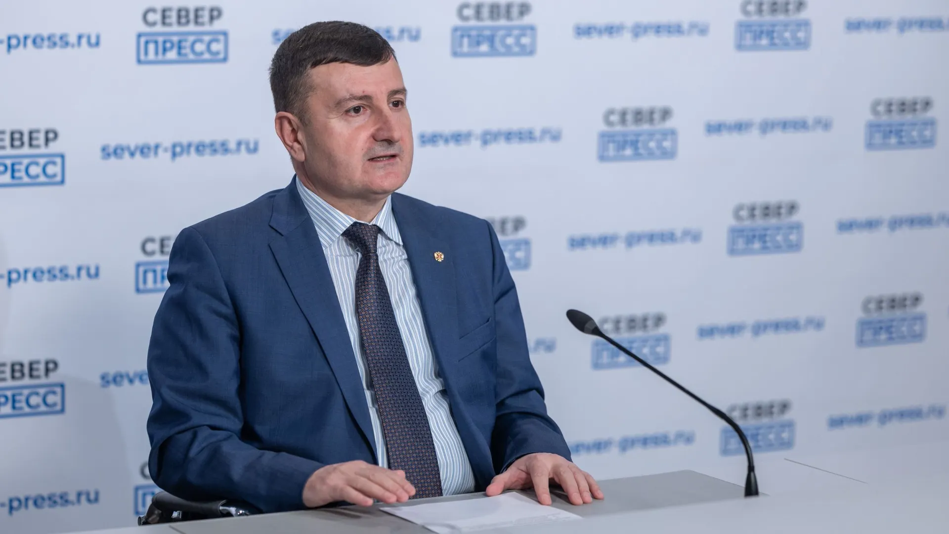 Хизри Алхаматов рассказал, какие НКО могут участвовать в конкурсе. Фото: Александр Чирва / «Ямал-Медиа»