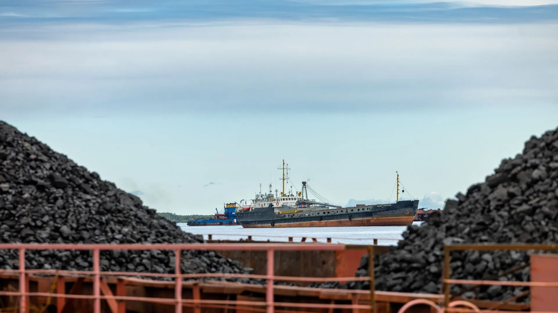 Львиную долю объемов доставляют речным транспортом. Фото: Федор Воронов / «Ямал-Медиа»