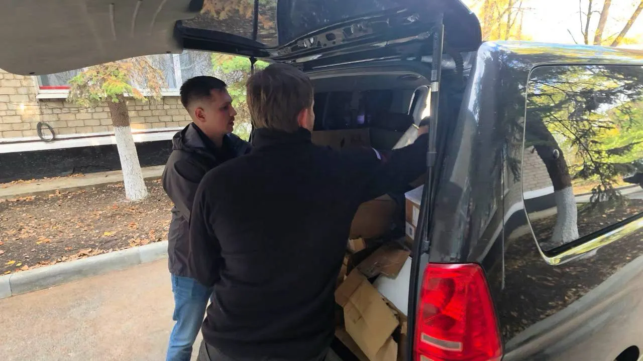 Передача гумпомощи. Фото: Анна Лысикова / «Ямал-Медиа»