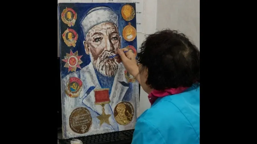 Людмила Ли рисует академика Владимира Филатова. Фото из архива автора