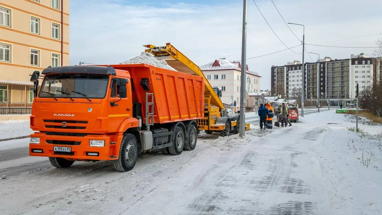 Снег с улиц Салехарда вывозят специализированные машины. Фото: t.me/titovsky_al