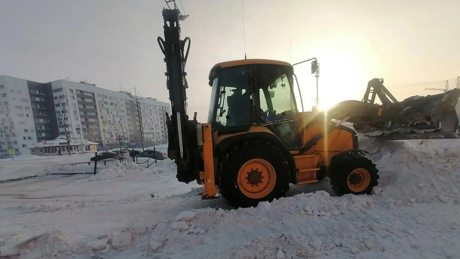 Спецтехника на расчистке заснеженных улиц в Новом Уренгое. Фото: t.me/ugsk_nur