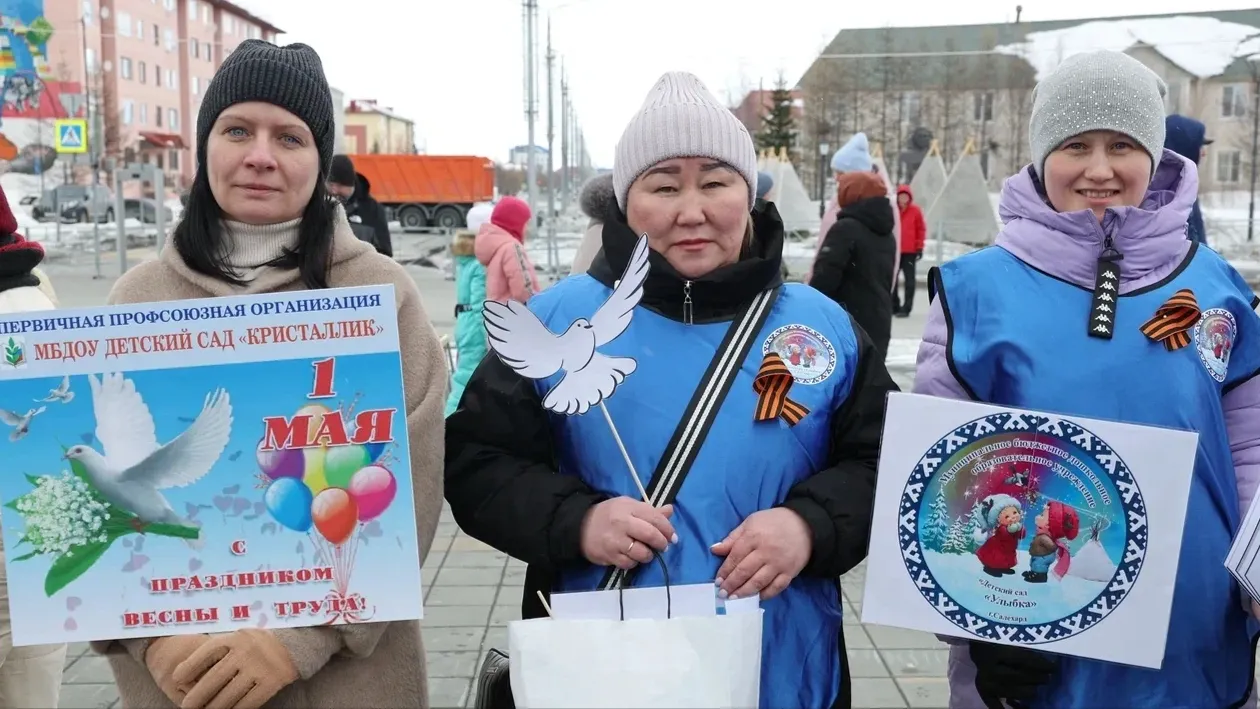 Салехардцы встретили Первомай на площади у «Геолога». Фото: Андрей Ткачев/ «Ямал-Медиа»